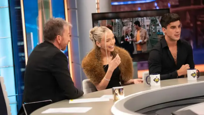 Oscar Casas y Ana Mena confirman su relación en El Hormiguero - Fuente: @El_Hormiguero Oscar Casas y Ana Mena confirman su relación en El Hormiguero - Fuente: @El_Hormiguero