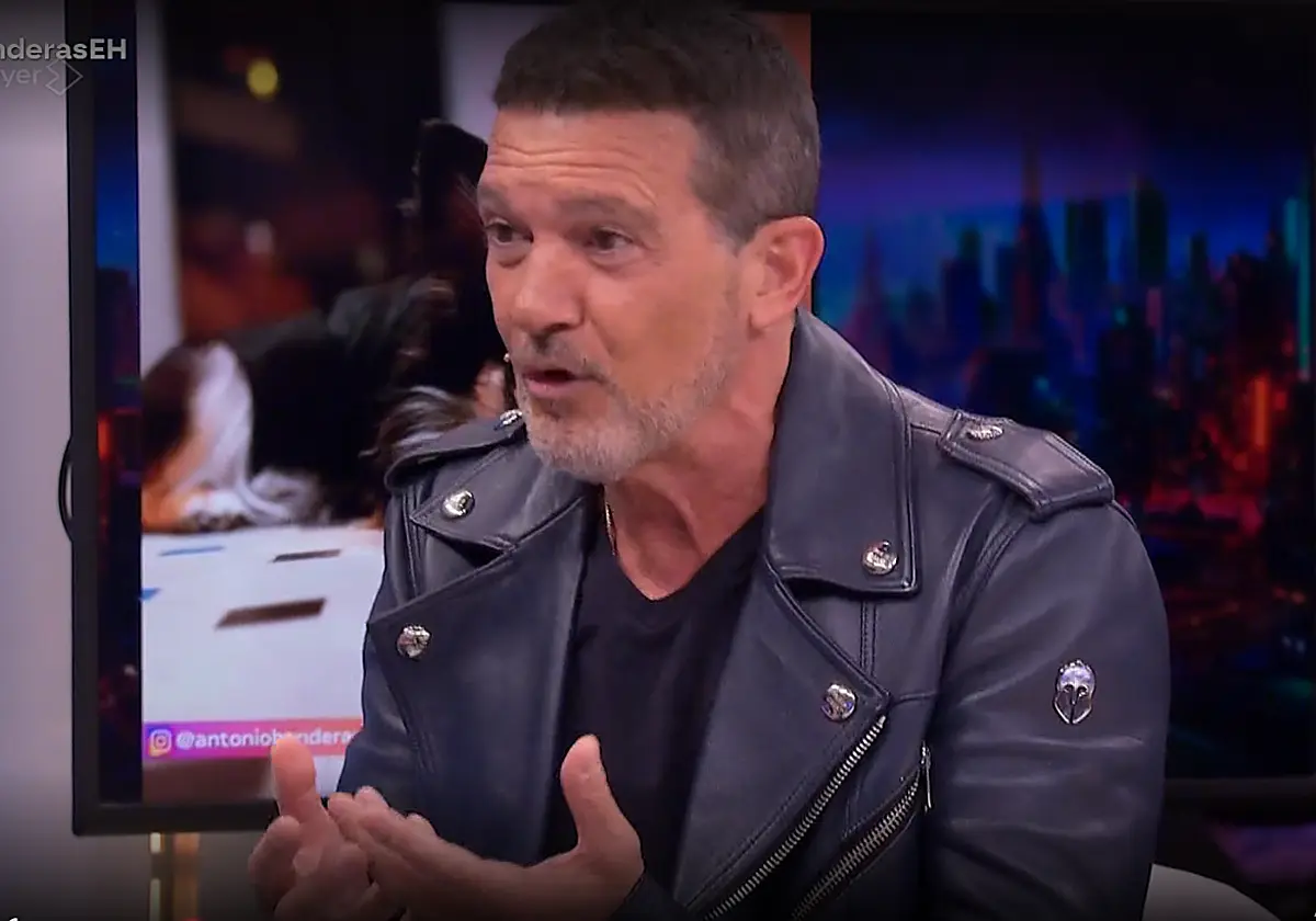 Antonio Banderas charlando con Pablo Motos en El Hormiguero - Fuente: @El_Hormiguero