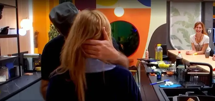 Carlos Lozano y Belén Ro protagonizan el primer beso de la edición - Fuente: Telecinco Carlos Lozano y Belén Ro protagonizan el primer beso de la edición - Fuente: Telecinco