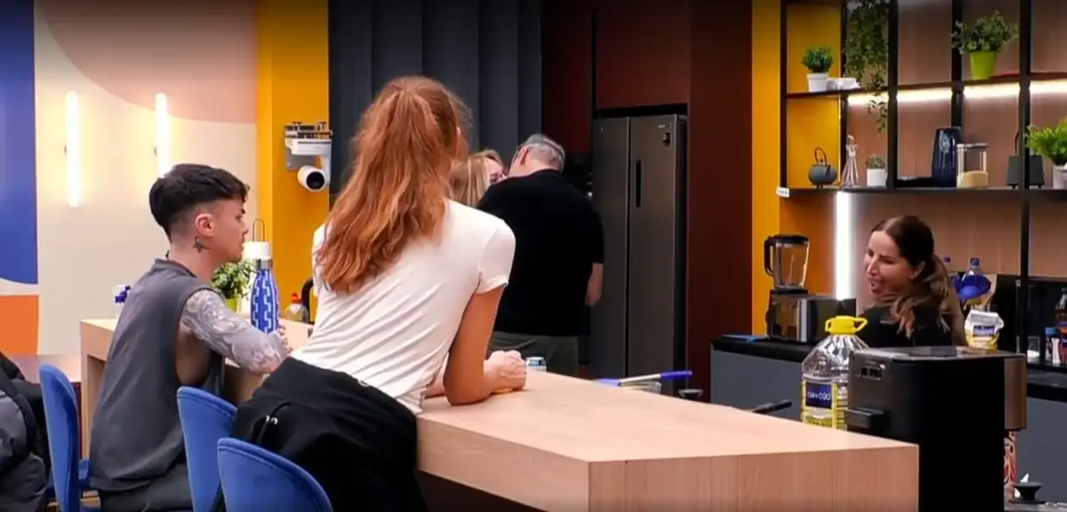 El beso entre Carlos Lozano y Belén Ro que puede significar un cambio de alianzas en GH Dúo El momento en el que Carlos Lozano y Belén Ro se dan un beso delante de sus compañeros - Fuente: Telecinco