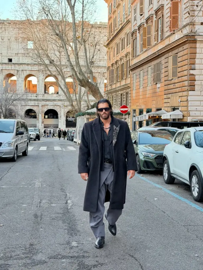 El inesperado motivo por el cual Can Yaman ha sido detenido en Estambul Can Yaman posa en las calles de Roma - Fuente: @canyaman
