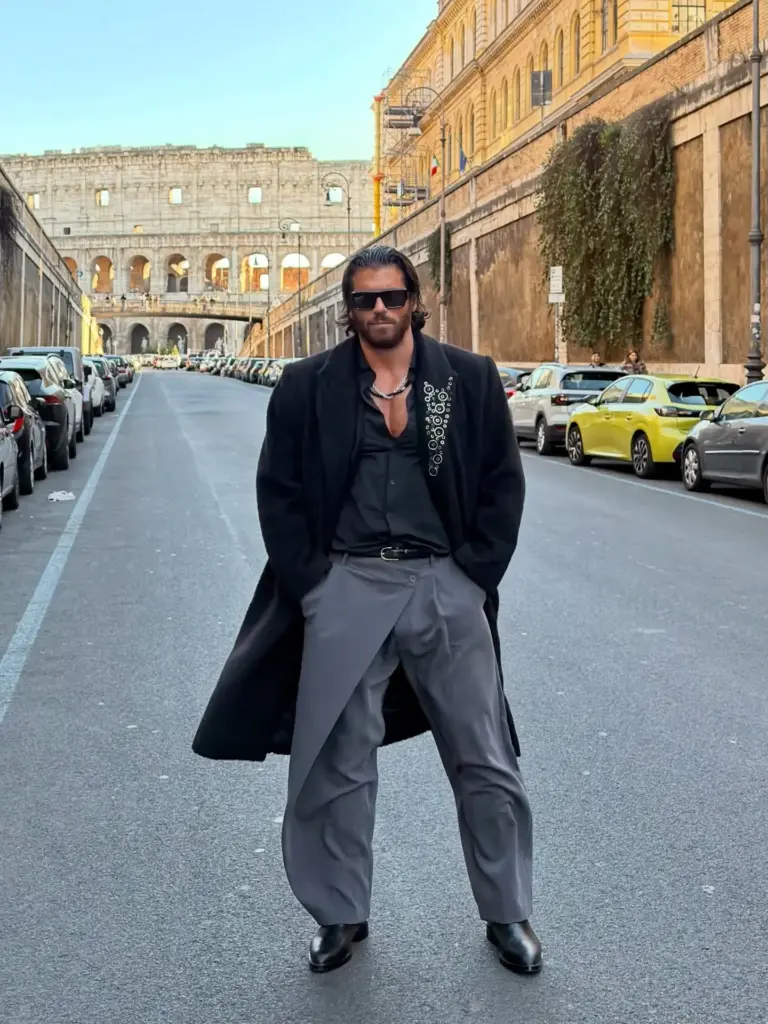 El inesperado motivo por el cual Can Yaman ha sido detenido en Estambul Can Yaman posa en las calles de Roma - Fuente: @canyaman