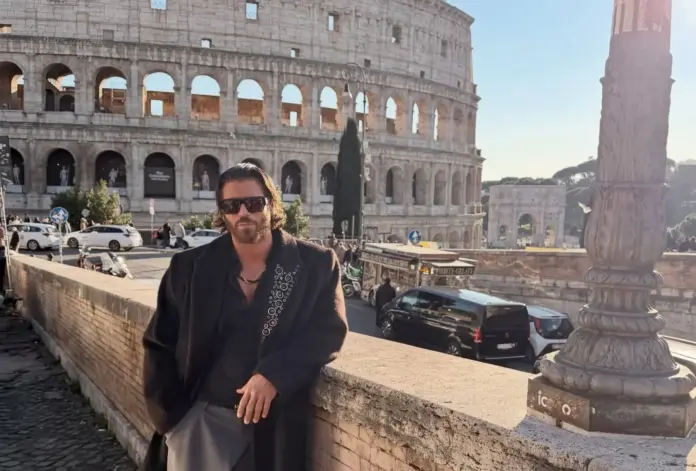 Can Yaman posa en el Coliseo tras su supuesta detención - Fuente: @canyaman Can Yaman posa en el Coliseo tras su supuesta detención - Fuente: @canyaman