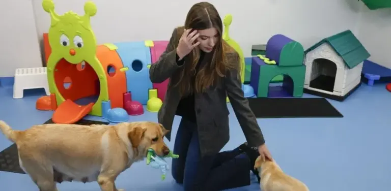 El simpático momento que ha protagonizado la Infanta Sofía con los perros de la ONCE