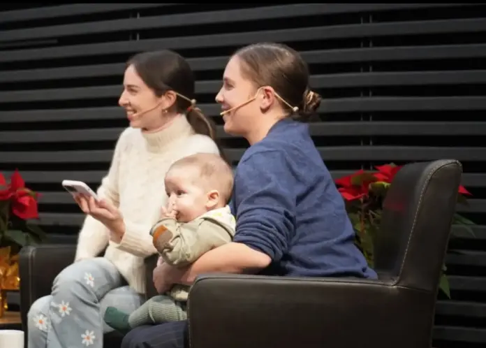 Jara Dominguin posando con uno de sus hijos | Fuente: @jaradominguin Jara Dominguin posando con uno de sus hijos | Fuente: @jaradominguin