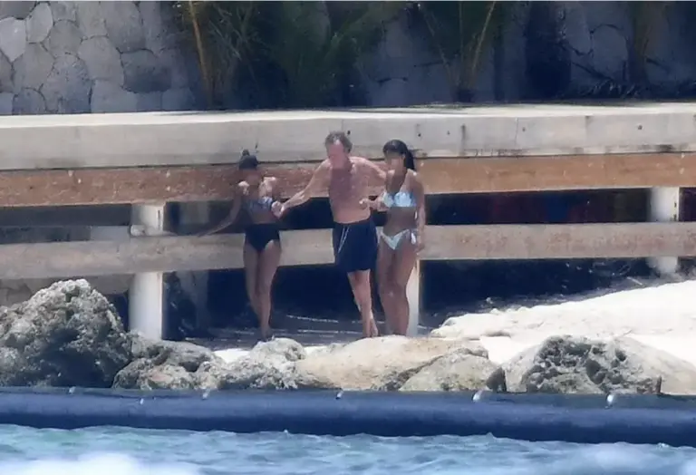 Las imágenes de Julio Iglesias junto a dos empleadas en la playa - Fuente: The Grosby Group