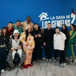 Los concursantes de La Casa de los Gemelos 2 posan con los organizadores | Fuente: @ZonaGemelos