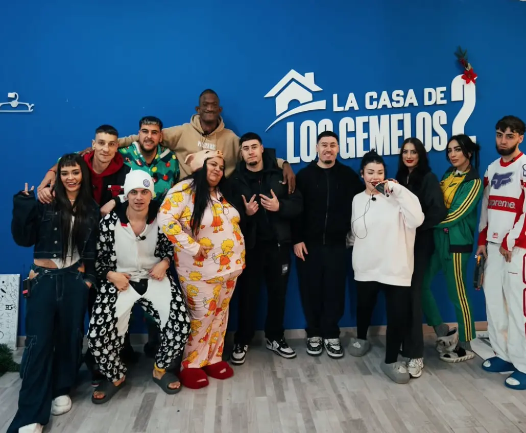 Zona Gemelos anuncia otro reality con el que pretende competir contra GH DÚO en medio de la polémica Los concursantes de La Casa de los Gemelos 2 posan con los organizadores | Fuente: @ZonaGemelos