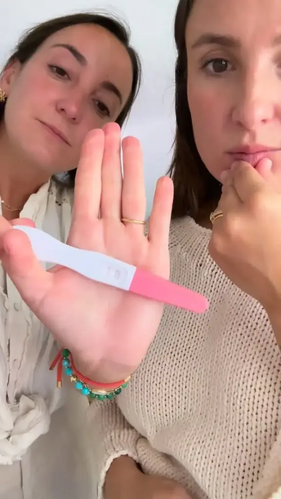 Lucia Pombo sorprende con un nuevo embarazo en la famosa familia: "Sigo sin creérmelo" Lucia Pombo enseñando un test de embarazo - Fuente: @luciapombo