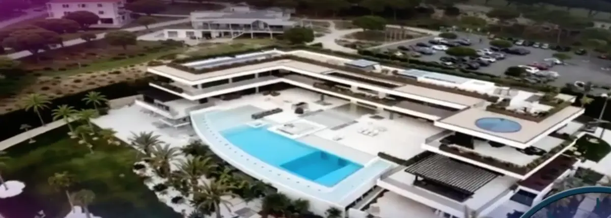 Cristiano Ronaldo y Georgina estrenan mansión de 25 millones: conoce los detalles Esta es una imagen generada por IA de la mansión que Cristiano y Georgina se han comprado en Portugal | Telecinco