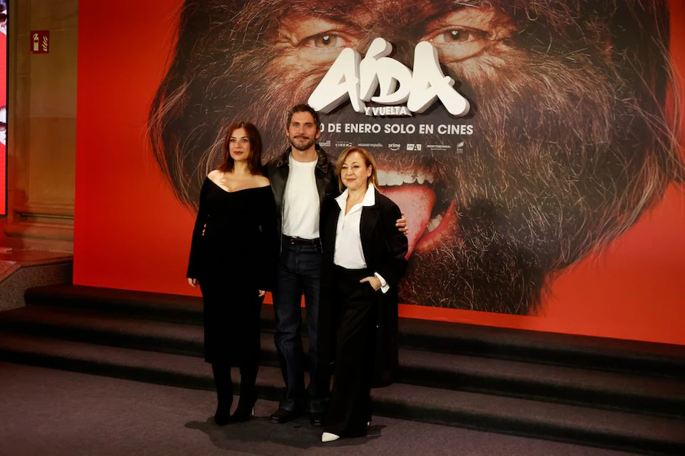 Este es el motivo por el que Miren Ibarguren captó todas las miradas en la presentación de 'Aída y vuelta' Miren Ibarguren posando junto a Paco Leon y Carmen Machi - Fuente: Europa Press