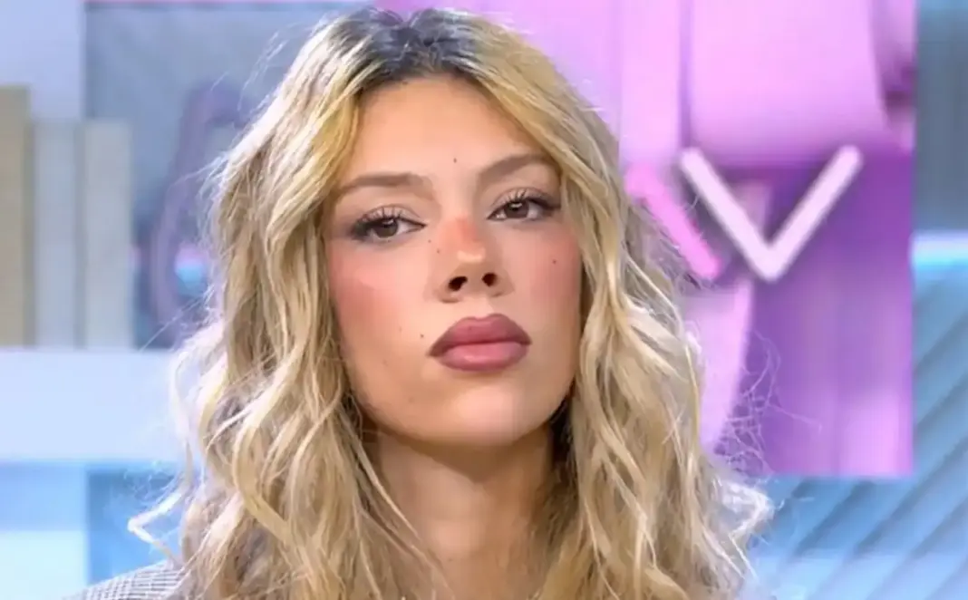 Alejandra Rubio con el rostro serio. (Foto: YouTube)