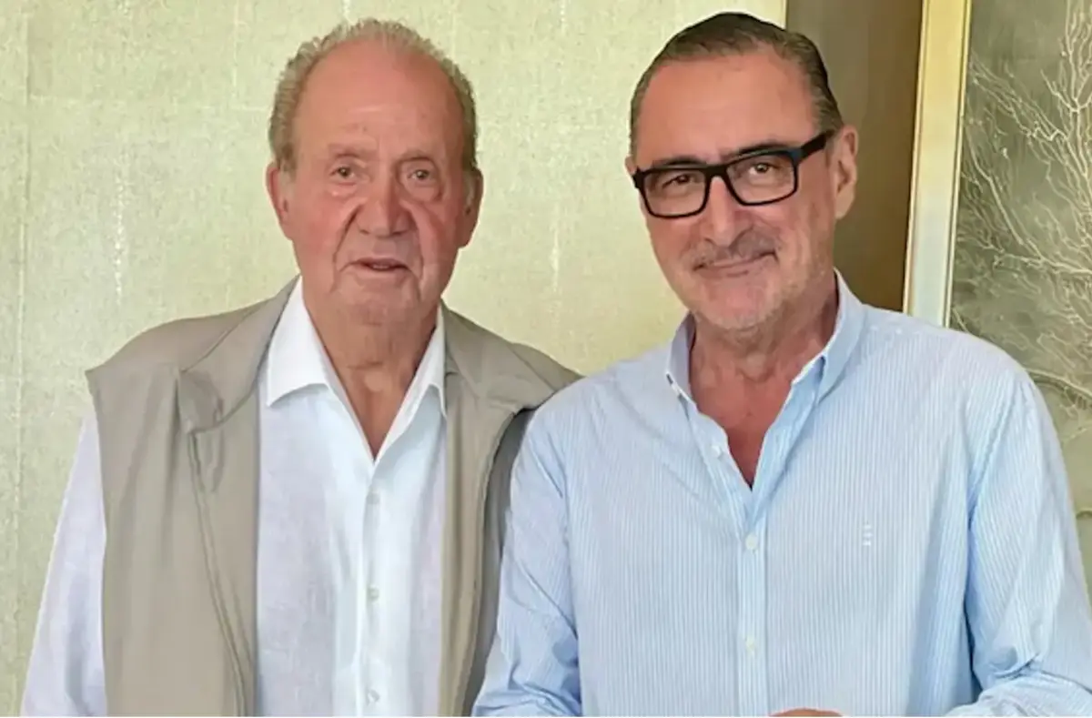 Patricia Pardo se planta y anuncia una noticia tremenda sobre el rey Juan Carlos El rey Juan Carlos con Carlos Herrera. (Foto: Instagram)