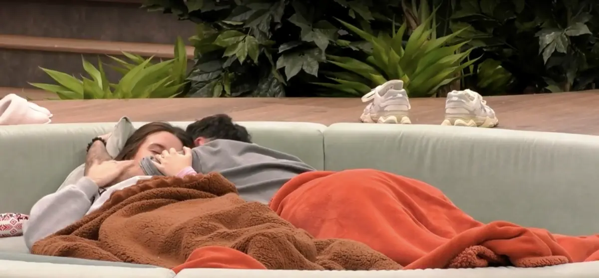 Momento tierno en GH Dúo: Juanpi Vega consuela a Sandra Barrios durante un bajón de la gaditana El abrazo entre Juanpi y Sandra - Fuente: Telecinco