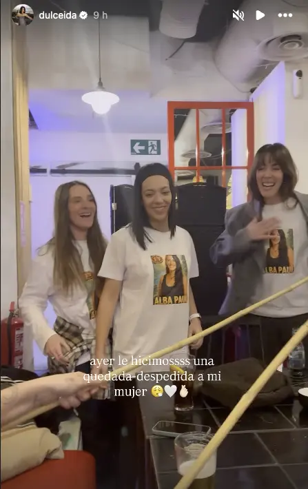 La fiesta de despedida que Dulceida le ha hecho a Alba Paul antes de irse a Supervivientes Los amigos de Alba vestían camisetas con su foto - Fuente: @dulceida