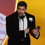 Bad Bunny recogiendo su galardón en los Premios Grammy - Fuente: Agencias