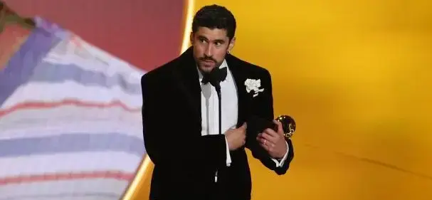 Bad Bunny recogiendo su premio en los premios Grammy - Fuente: Agencias Bad Bunny recogiendo su premio en los premios Grammy - Fuente: Agencias