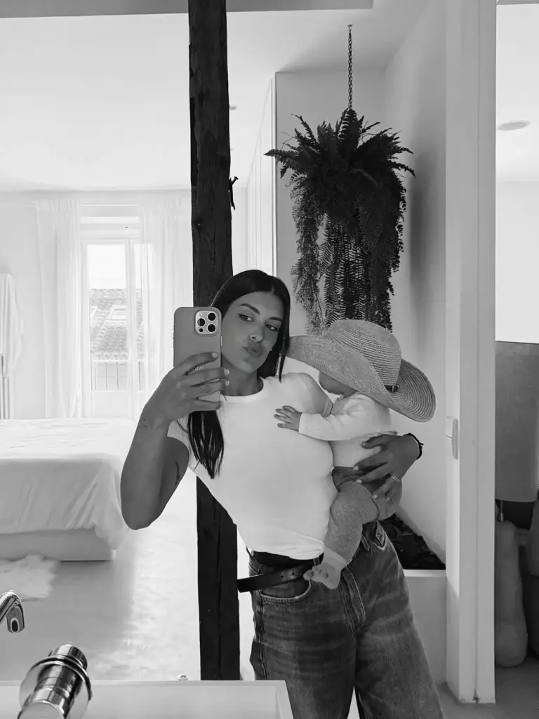 La fiesta de despedida que Dulceida le ha hecho a Alba Paul antes de irse a Supervivientes Dulceida posando con su hija Aria - Fuente: @dulceida