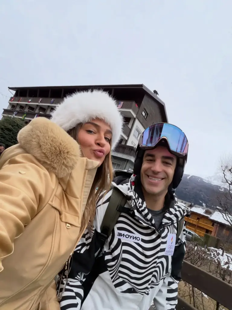 La celebración de Laura Escanes y Joan Verdú tras su éxito en los Juegos Olímpicos de Invierno Laura Escanes posando junto a su novio Joan Verdú en os Juegos Olímpicos de invierno - Fuente: @lauraescanes