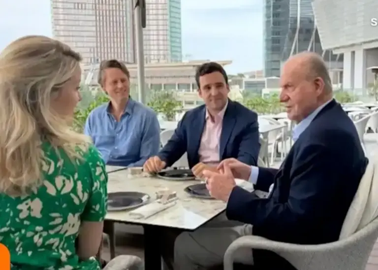 El rey Juan Carlos aterriza en Sanxenxo: su tercera visita del año a las regatas