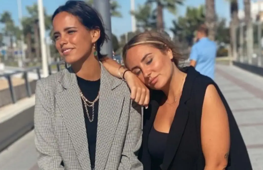 Gloria Camila posando con Rocío Flores. (Foto: Instagram)