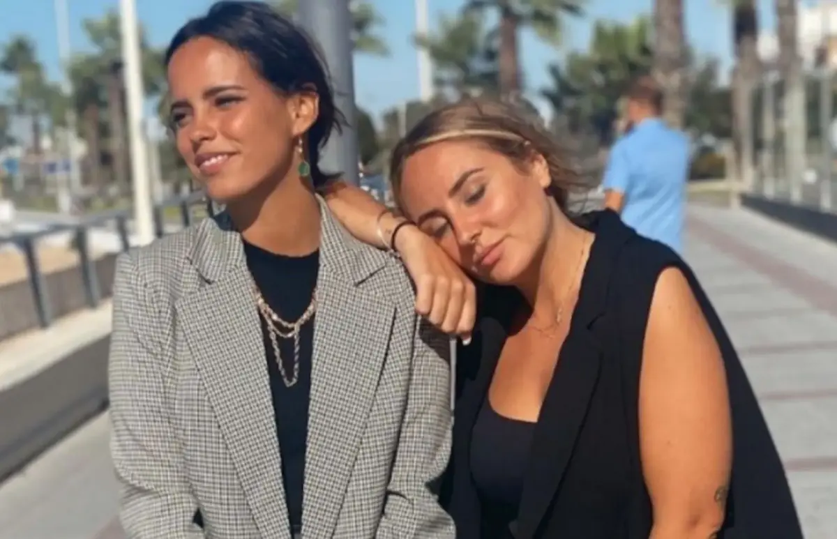 Gloria Camila posando con Rocío Flores. (Foto: Instagram)