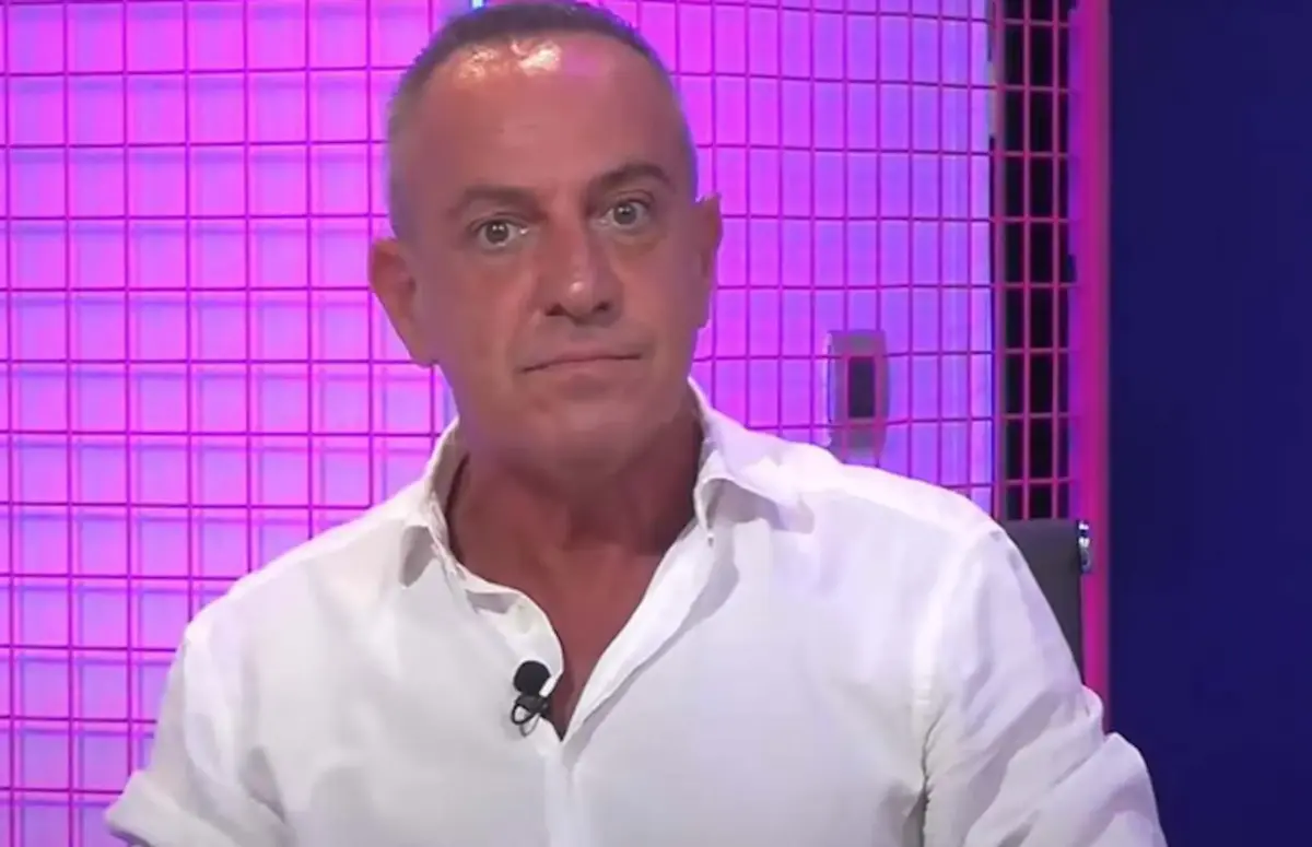 Víctor Sandoval se hunde y destapa sus problemas económicos: "Parece mentira" Víctor Sandoval en su programa. (Foto: YouTube)