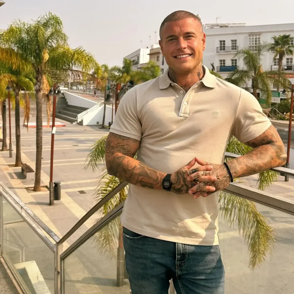 La emotiva reaparición de Adrián Rodríguez en televisión tras su salida del centro de rehabilitación Adrián Rodríguez sale del centro de rehabilitación y habla sin tapujos de sus adicciones - Fuente: @adrianrodriguez