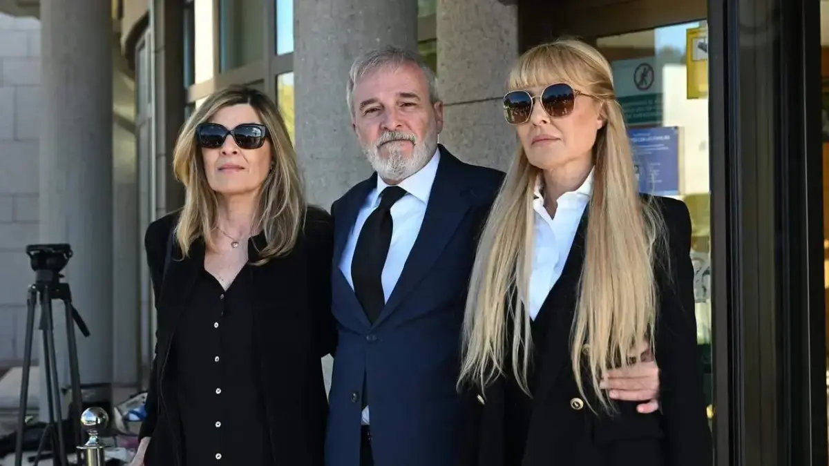 Los hijos de Gemma Cuervo confirman el motivo de su muerte: "Esto ha sido muy repentino" Los hijos de Gemma Cuervo en su funeral - Fuente: EFE