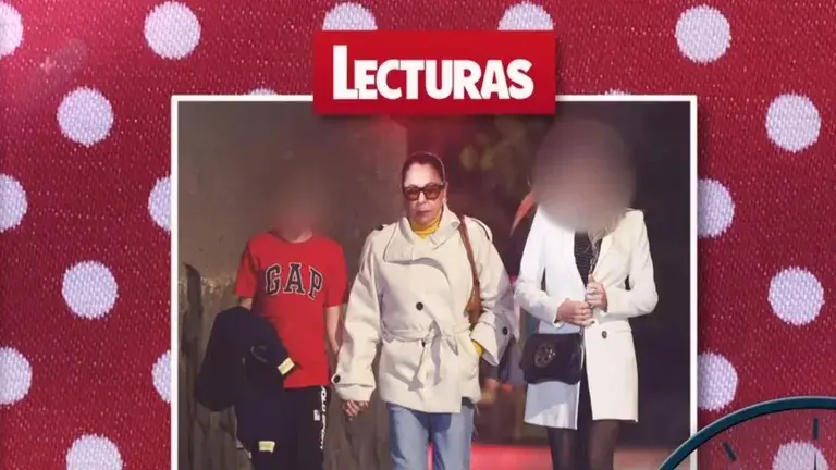 La extraña imagen de Isabel Pantoja en Canarias: "Así no la hemos visto ni con sus nietos" La imagen de Isabel Pantoja en Canarias con personas que no son de su familia - Fuente: Telecinco/Lecturas