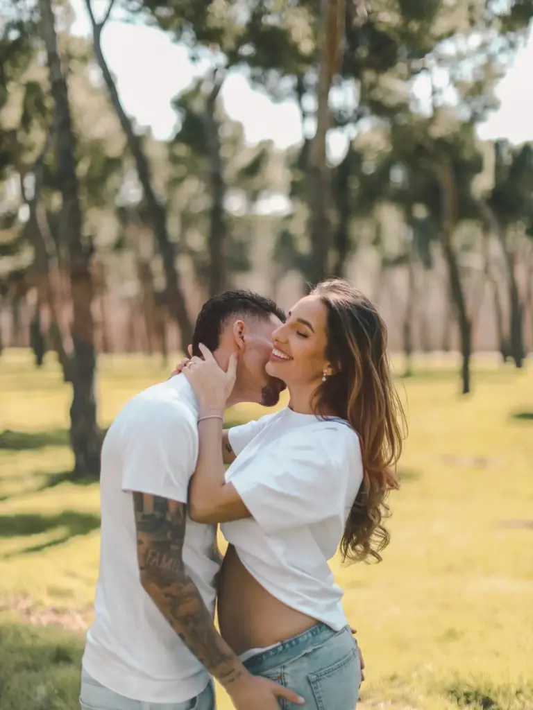 Luna Serrat junto a Ceballos anunciando su embarazo - Fuente: @lunaserrat