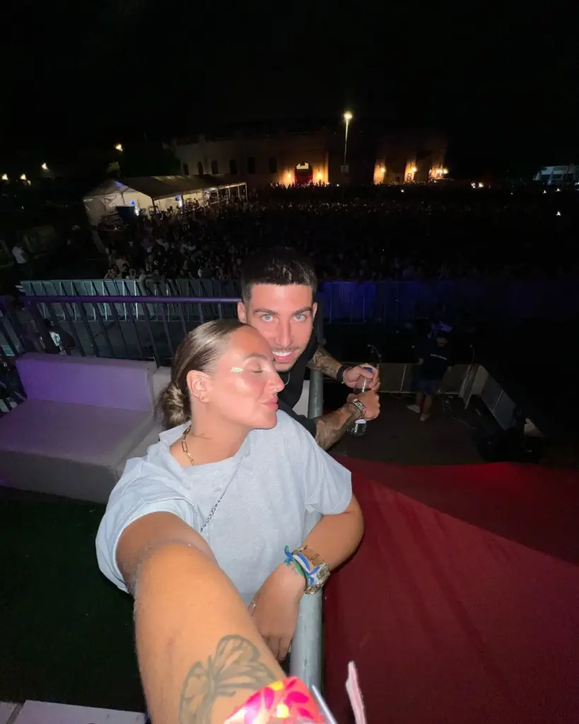 Los motivos de la crisis entre Rocío Flores y su novio Manuel Bedmar Rocío Flores junto a su novio Manuel Bedmar - Fuente: @rotrece