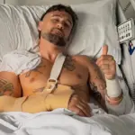 Dani Fernández compartió esta foto en el hospital tras ser operado. - Fuente: @danifdezmusic