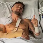 Dani Fernández compartió esta foto en el hospital tras ser operado. - Fuente: @danifdezmusic