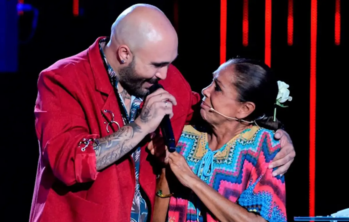 Kiko Rivera posando con Isabel Pantoja. (Foto: Instagram)