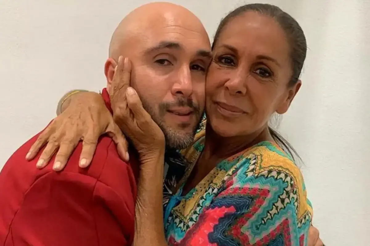 Kiko Rivera posando con Isabel Pantoja. (Foto: Instagram)