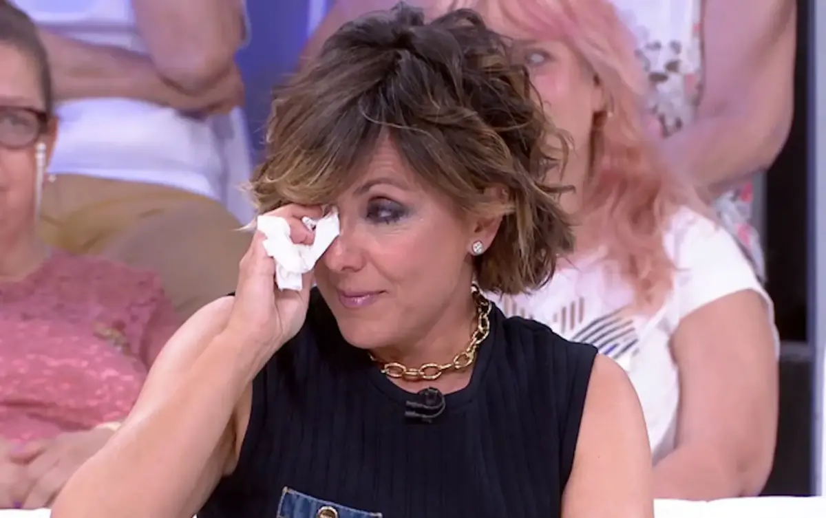 Sonsoles Ónega abandona 'Y ahora Sonsoles' y confiesa el motivo qué hay detrás de su decisión Sonsoles Ónega llorando. (Foto: YouTube)