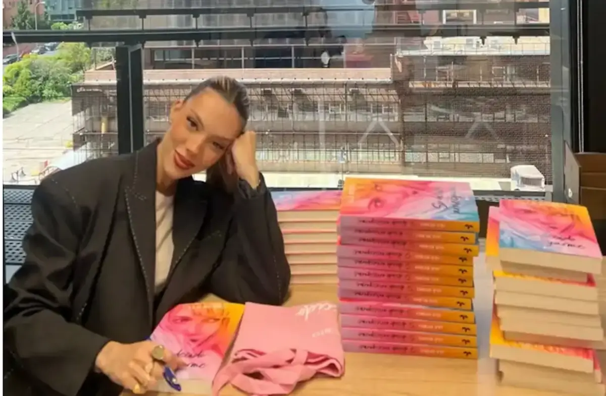 Carmen Borrego confiesa toda la verdad sobre el libro de Alejandra Rubio Alejandra Rubio firmando libros. (Foto: Instagram)