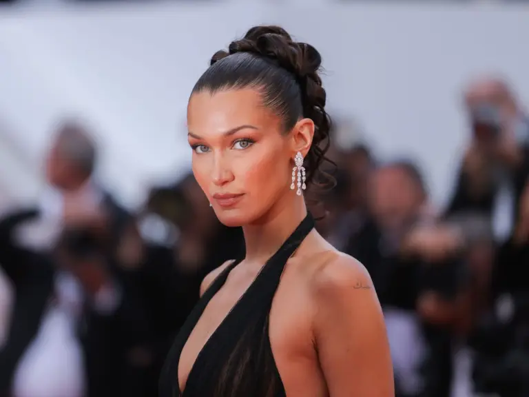 Bella Hadid deslumbra en Saint-Tropez con un bañador vintage que consagra el ‘summer goth’