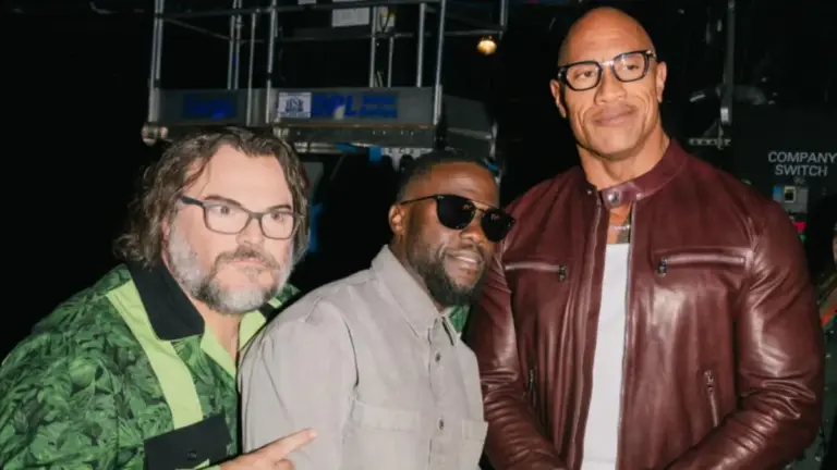 Dwayne Johnson enciende el roast de Kevin Hart con una broma subida de tono sobre su mujer