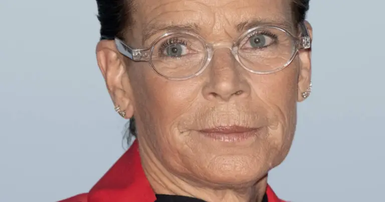 La princesa Estefanía de Mónaco sale de su retiro para presidir la entrega de distintivos a los carabineros