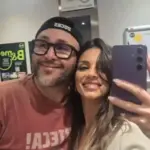 Kiko Rivera posando con su novia Lola. (Foto: Instagtam)