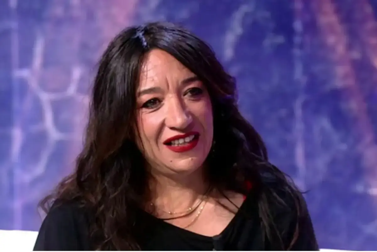 Kiko Rivera y su novia Lola asaltan Cantora: "Son gente sin educación y sin valores" La guardesa de Cantora durante su entrevista. (Foto: YouTube)