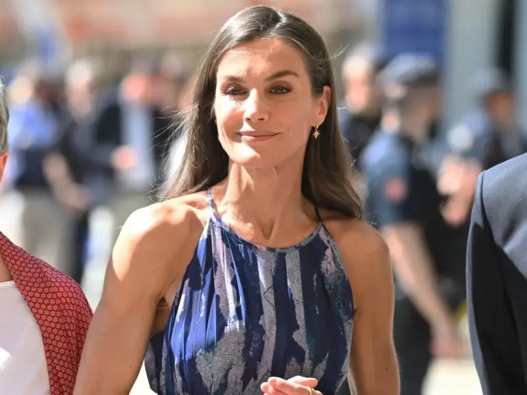 La reina Letizia conquista la Feria del Libro con un look reciclado y alpargatas
