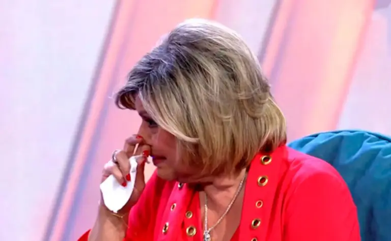 Terelu Campos recibe una noticia sobre María Teresa Campos y rompe a llorar en público