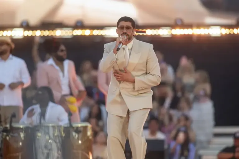 Bad Bunny reúne a Margot Robbie, Adele y Salma Hayek en sus históricos conciertos de Londres