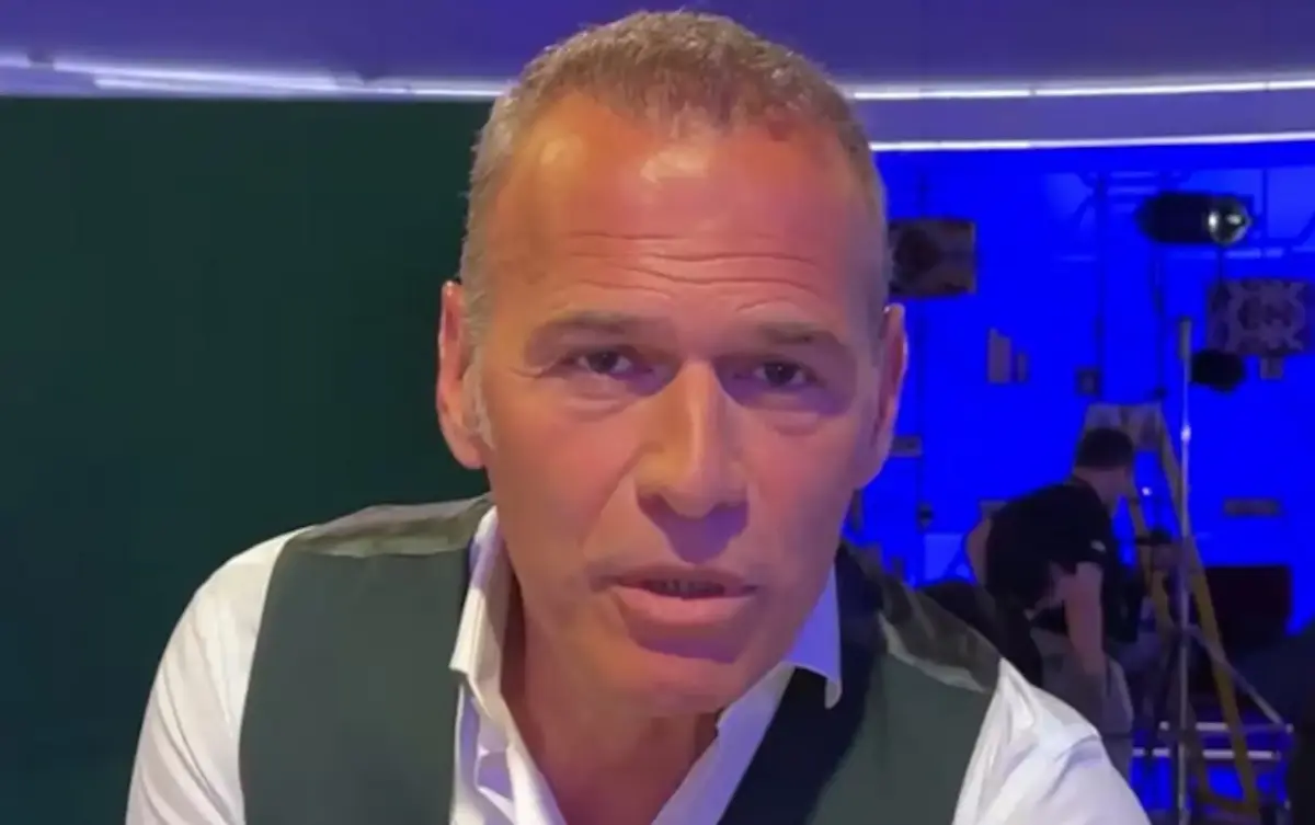 El serio problema al que se enfrenta Carlos Lozano tras el estreno de 'Amor o lo que surja' Carlos Lozano en su programa. (Foto: YouTube)
