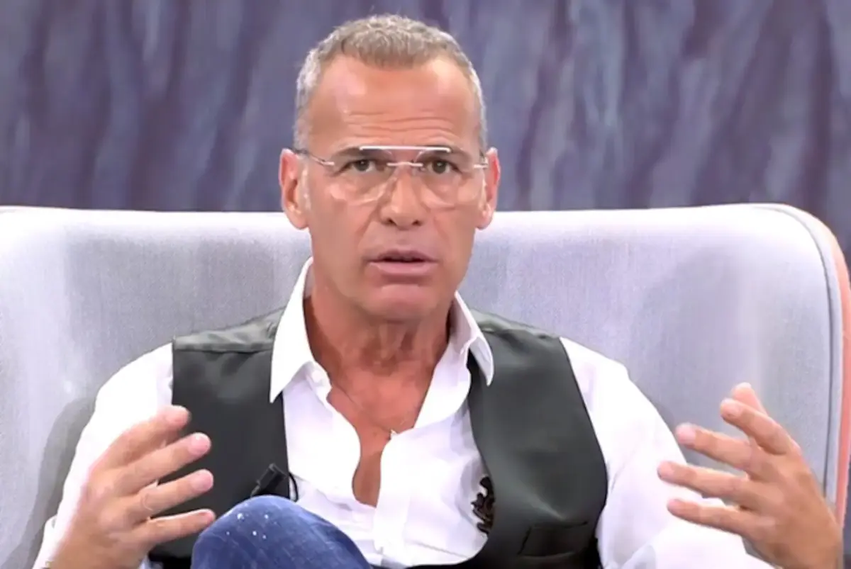 El serio problema al que se enfrenta Carlos Lozano tras el estreno de 'Amor o lo que surja' Carlos Lozano en su programa. (Foto: YouTube)