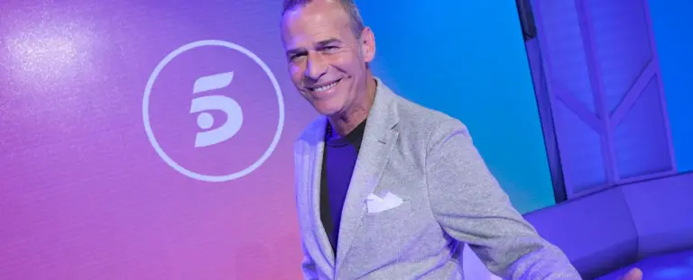 Carlos Lozano se queda solo: su programa de amor toca fondo en Telecinco un mes después