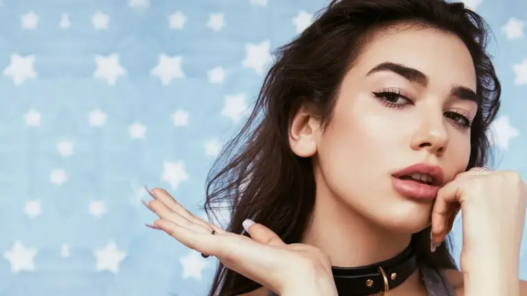 Dua Lipa y Callum Turner derrochan complicidad en su luna de miel en la Costa Amalfitana